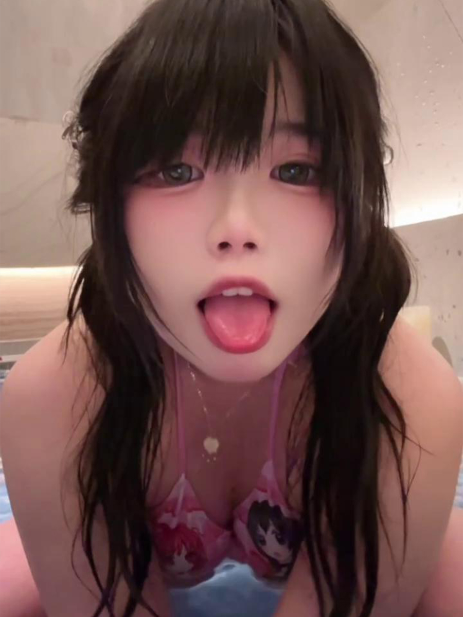 极品白嫩诱人少萝，超反差定制视频流出