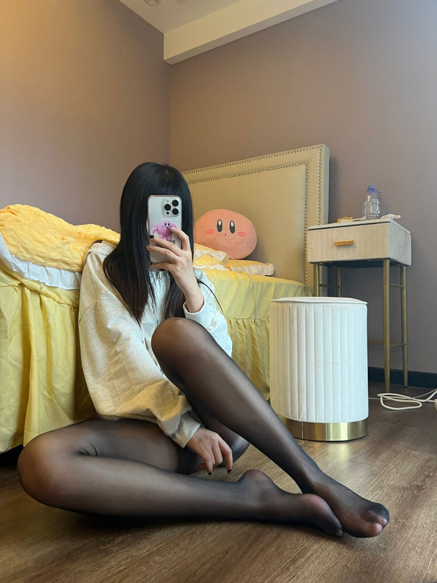 极品可爱小萝莉白虎嫩妹 被一个鸡巴小小的操 比群友的小太多了 送给群友操