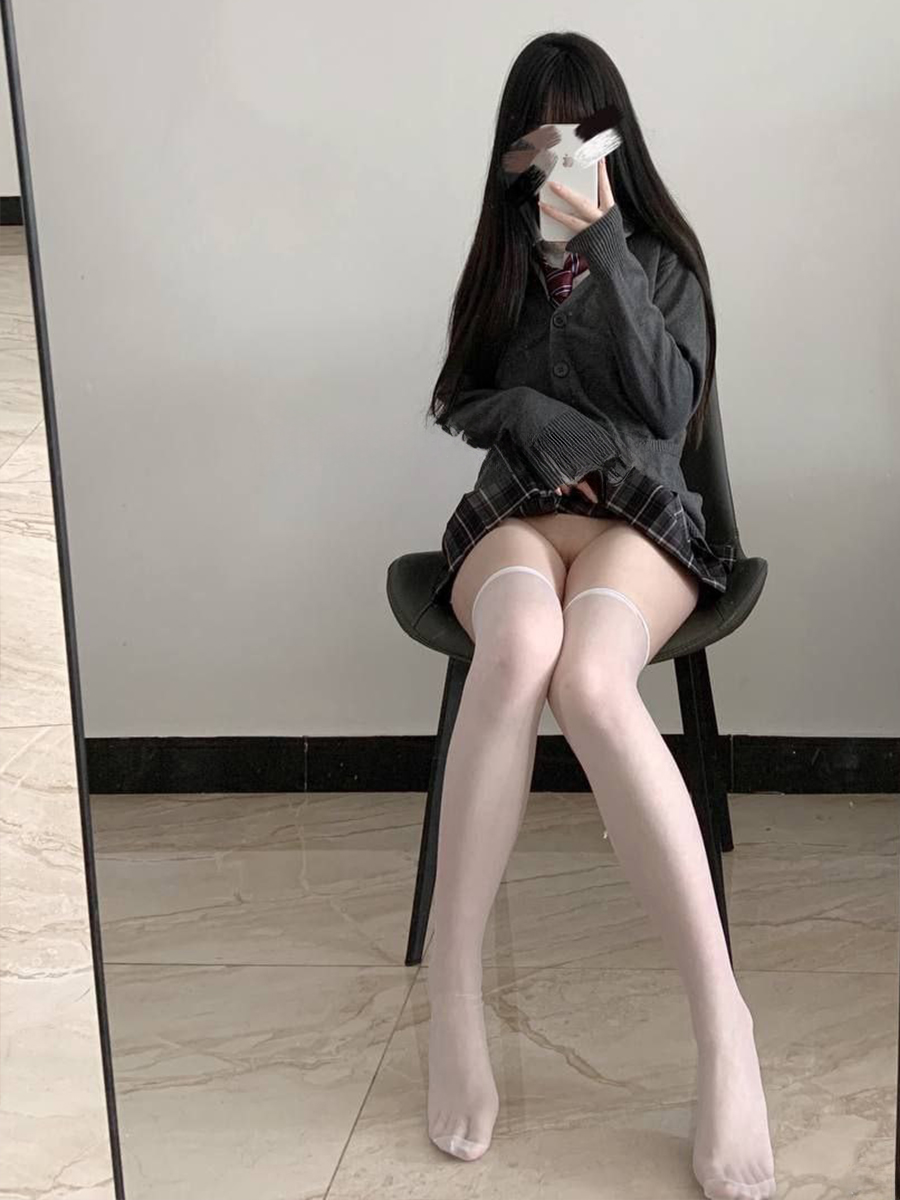 娇小黑丝萝莉 无套操小骚货娇喘声太诱人 小哥按住双腿就开始操 白虎嫩逼都被大鸡巴操肿了