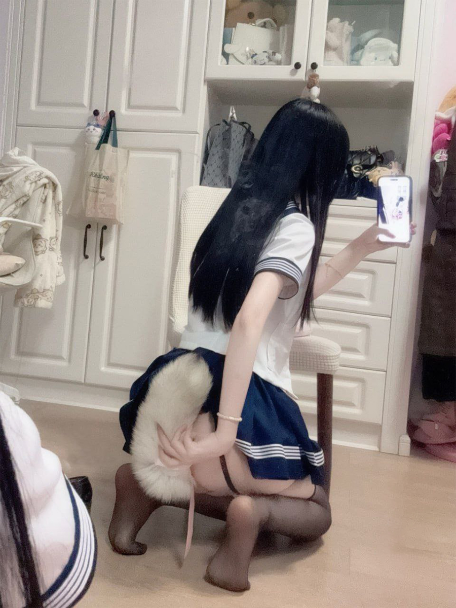 妹妹让我带她去商场买JK制服，妹妹穿上JK后让我控制不住自己，逛街回来后正好爸妈不在家，我开始狂操亲妹，最后想要内射的时候，妹妹拼命阻拦我说：不可以！会怀孕的！